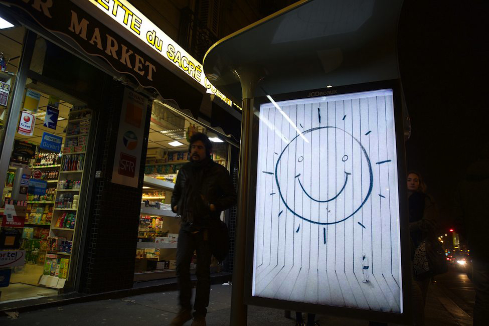 Brandalism, 2013-2017, Carteles expuestos en mupis y proyecto digital con QR. París, Nueva York, Londres. 2014-2017