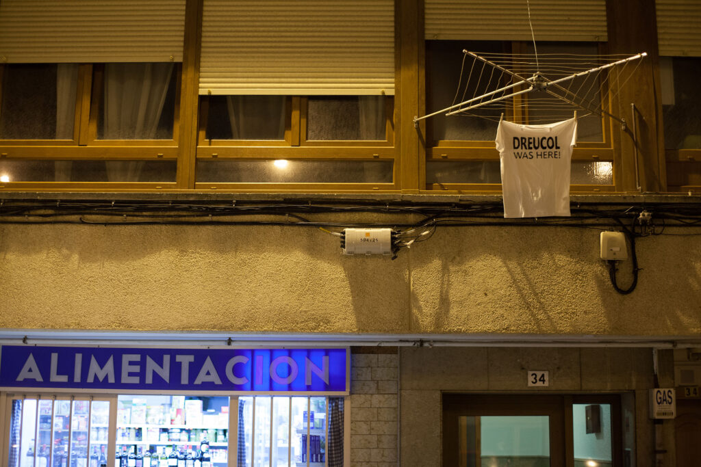 Dar, 2013-2017, Camisetas intervenidas expuestas clandestinamente sobre tendales. Santander, 2017