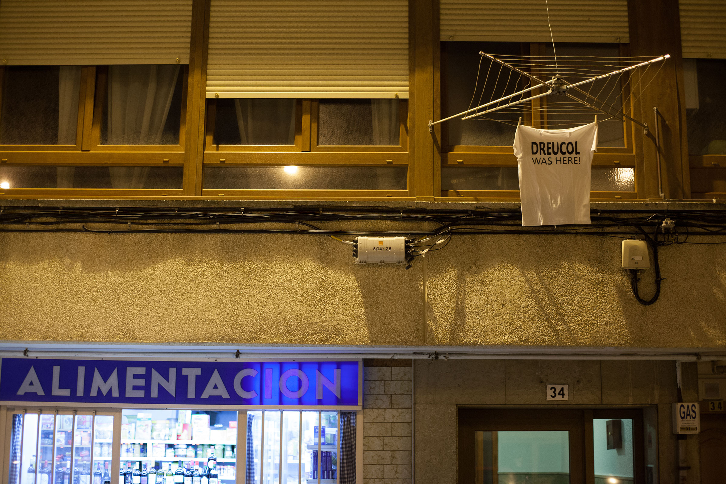 Dar, 2013-2017, Camisetas intervenidas expuestas clandestinamente sobre tendales. Santander, 2017