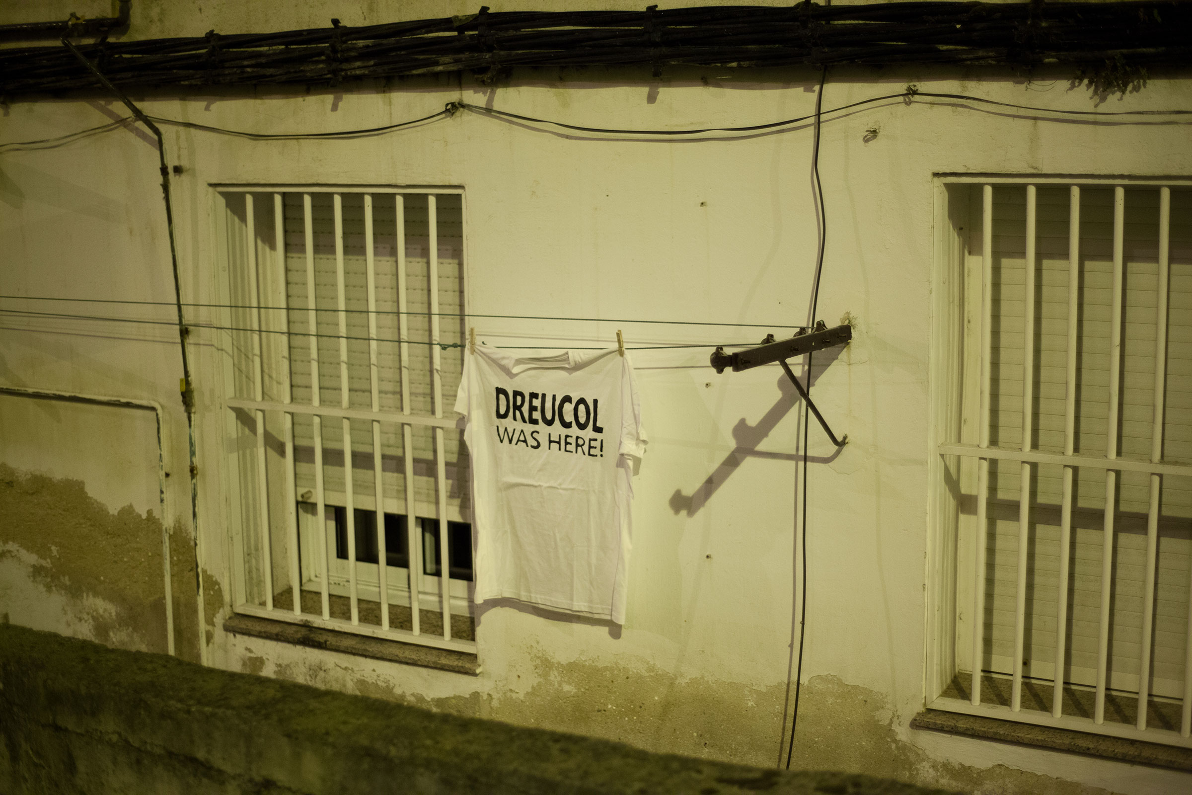 Dar, 2013-2017, Camisetas intervenidas expuestas clandestinamente sobre tendales. Santander, 2017