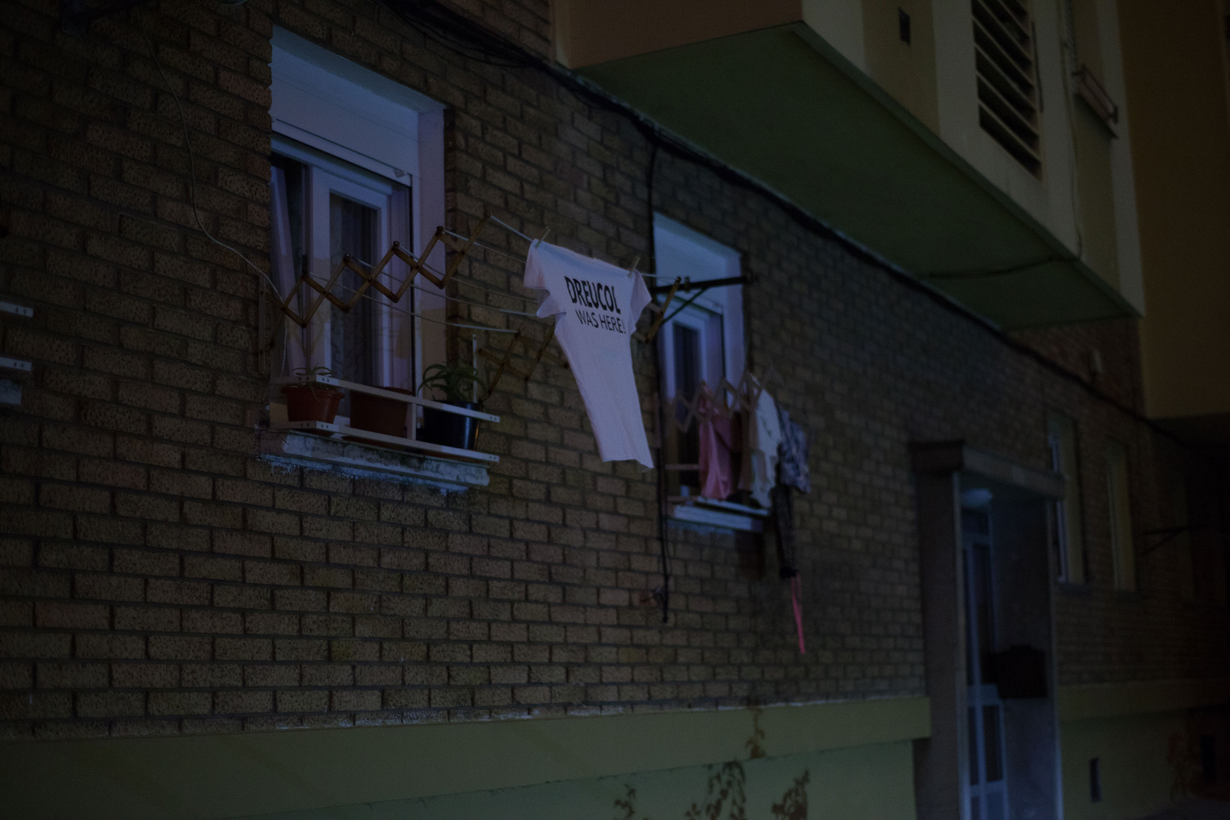 Dar, 2013-2017, Camisetas intervenidas expuestas clandestinamente sobre tendales. Santander, 2017