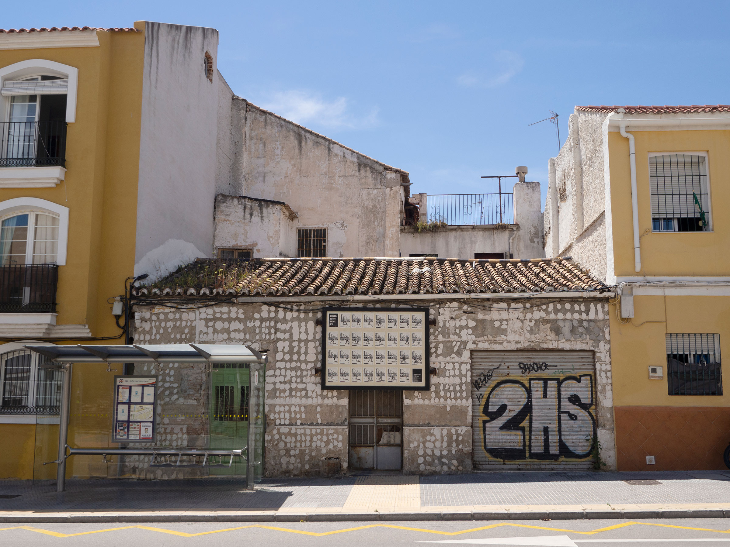 De paso, 2021-2024, Dibujos sobre papel instalados sobre valla publicitaria. Málaga, 2021