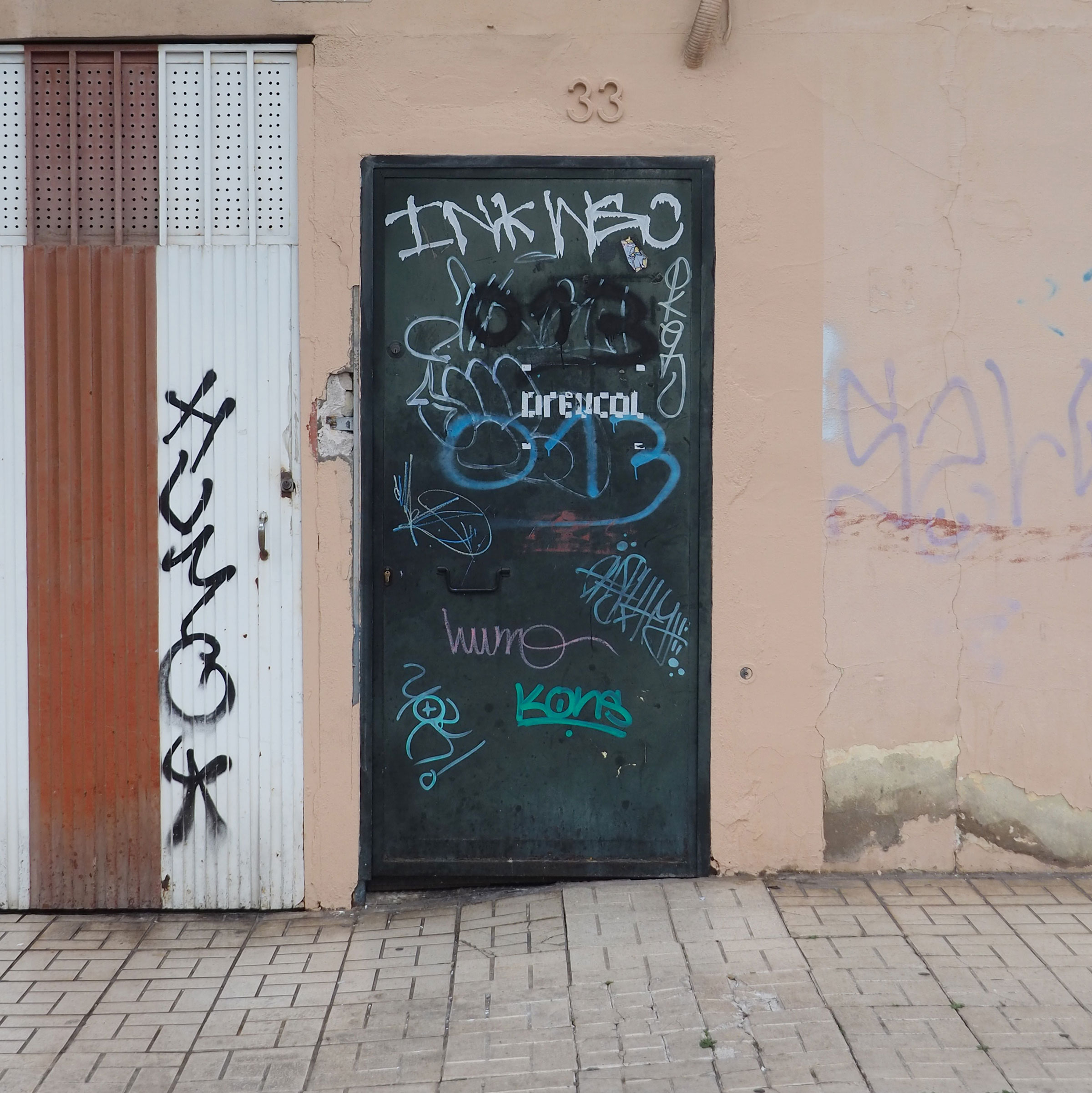 Doble cara, 2021-2024, Carteles intervenidos e instalados con cinta de doble cara. Málaga, 2021