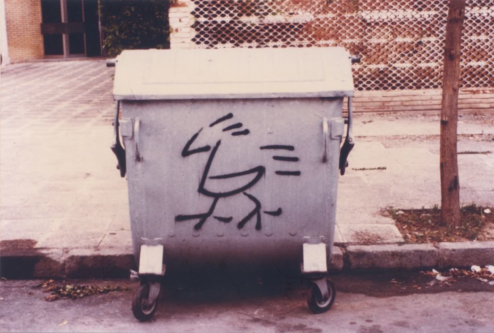 Homenaje al homenaje a Jackson Pollock, 2021-2024, Pintura sobre contenedor de basura. Málaga, 2022