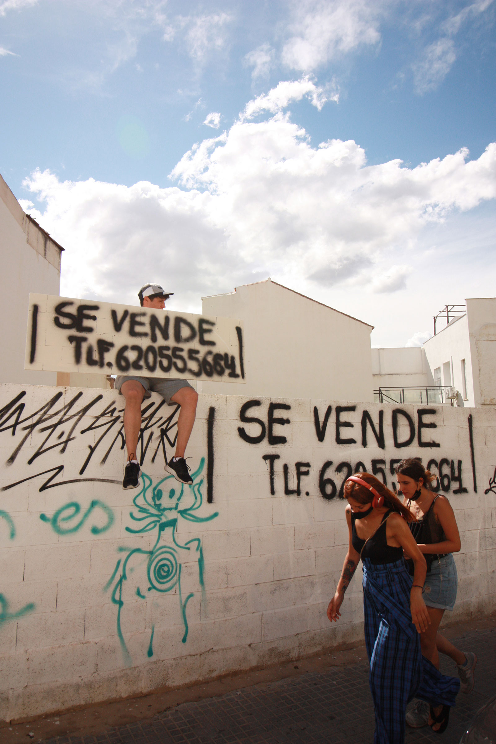 Se vende, 2021-2024, Pinturas sobre lienzos y documentación fotográfica. Málaga, 2021