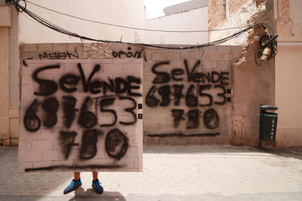 Se vende, 2021-2024, Pinturas sobre lienzos y documentación fotográfica. Málaga, 2021