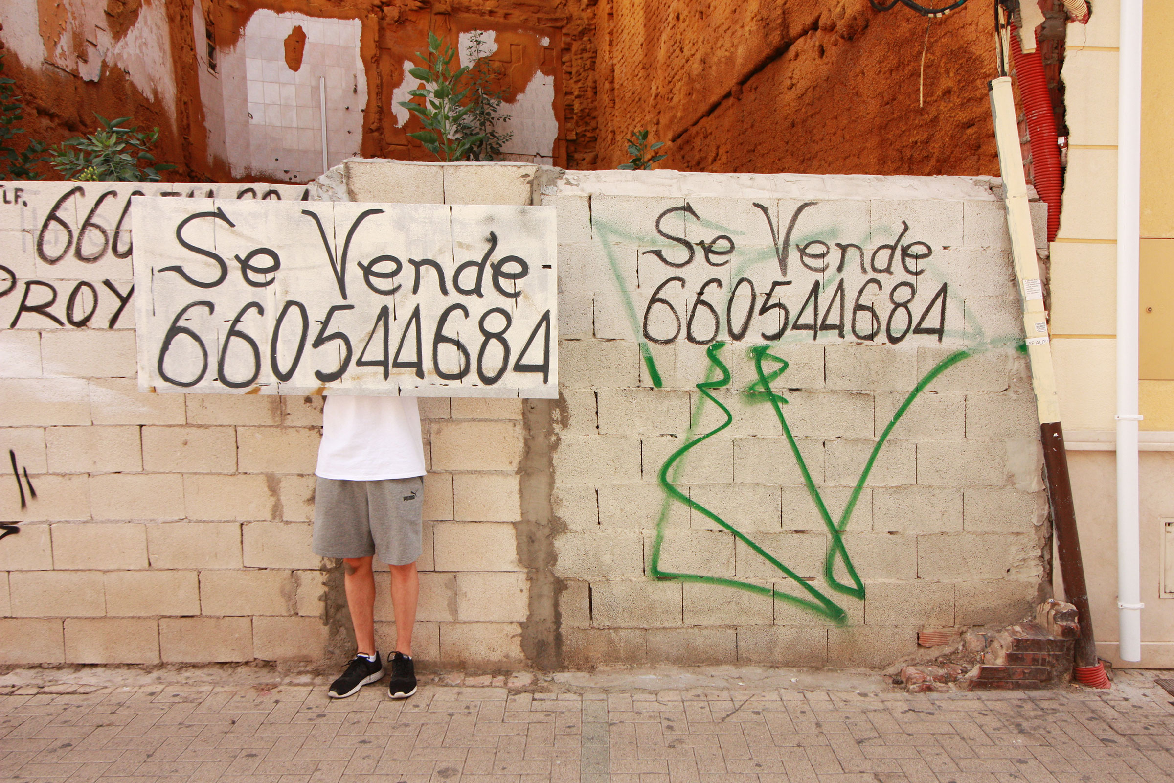 Se vende, 2021-2024, Pinturas sobre lienzos y documentación fotográfica. Málaga, 2021