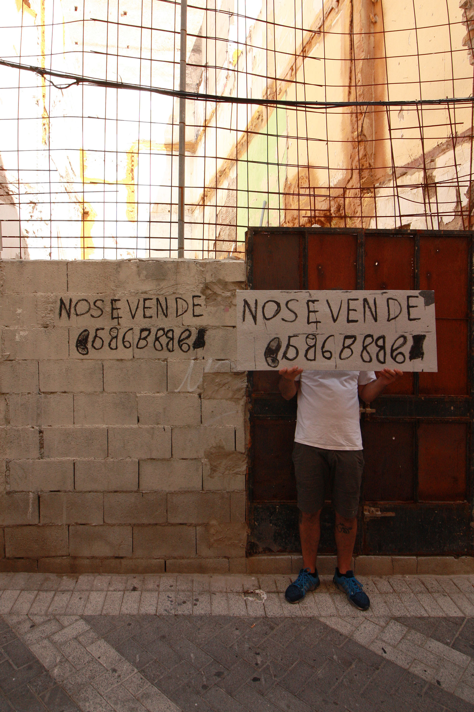 Se vende, 2021-2024, Pinturas sobre lienzos y documentación fotográfica. Málaga, 2021